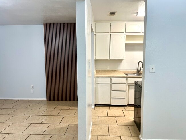 Building Photo - 2112 Tanglewood St