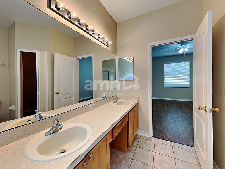 Building Photo - 9955 Shadow Creek Dr