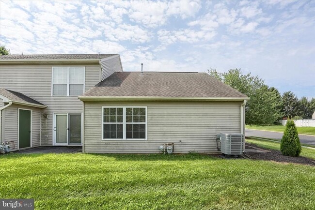 Building Photo - 5 Eastwick Ct