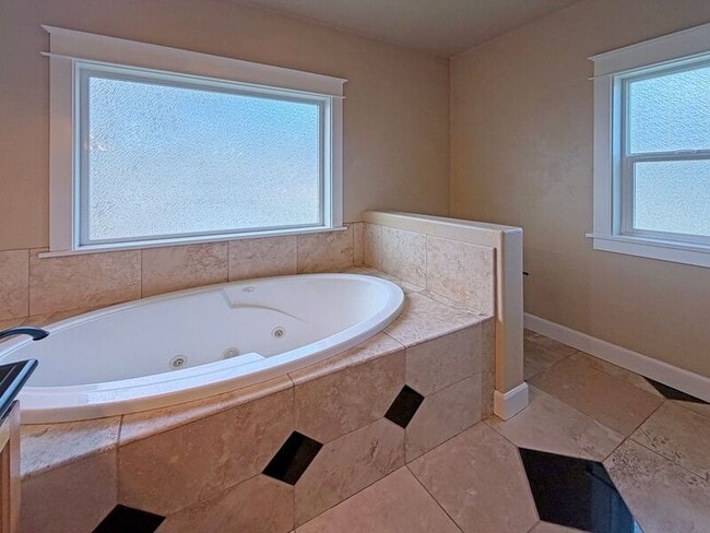 Building Photo - 520 Honeysuckle Ln