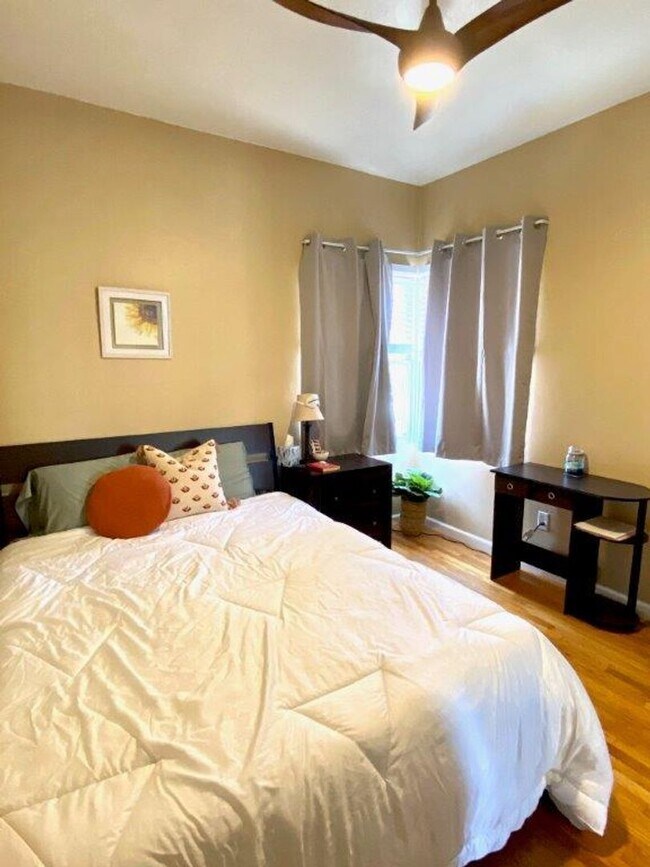 Building Photo - Upstairs 1 bedroom 1 bathroom apartment - ...