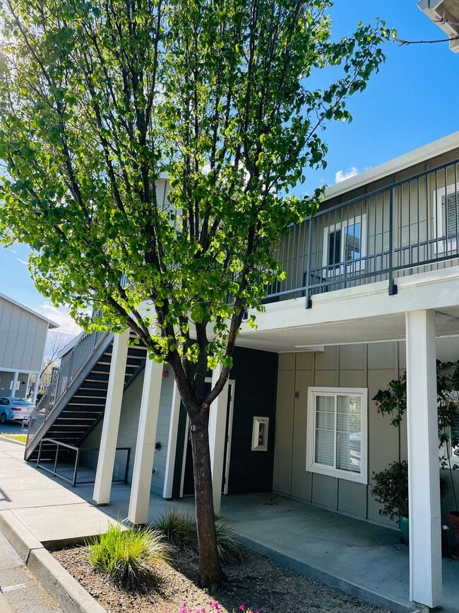 Building Photo - Beautiful North Davis 2bed/2 bath Upstairs...