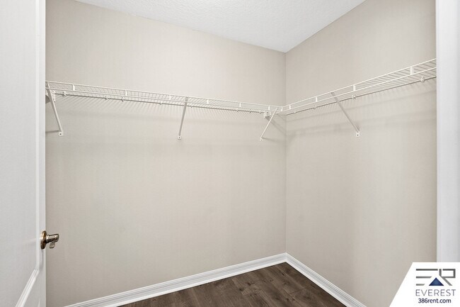 Building Photo - 10 Lysander Ln