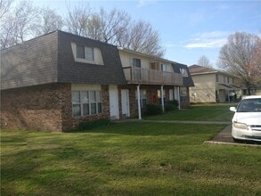 Building Photo - 687 N Betty Jo Dr