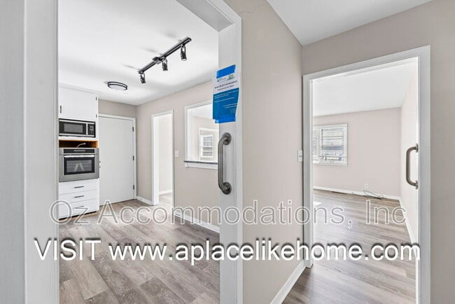 Building Photo - 515 E Sheridan St