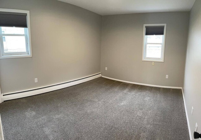 Building Photo - This adorable & newly remodeled 2 bed/1 ba...