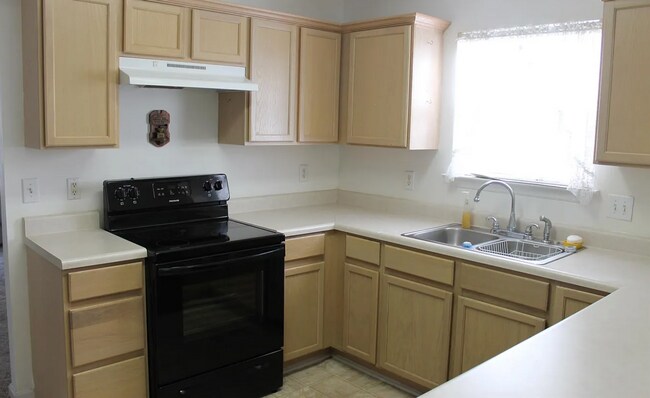 Building Photo - 3 Bedroom Hendersonville Ranch