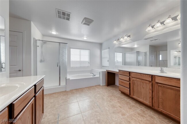 Building Photo - 6534 Ditmars St