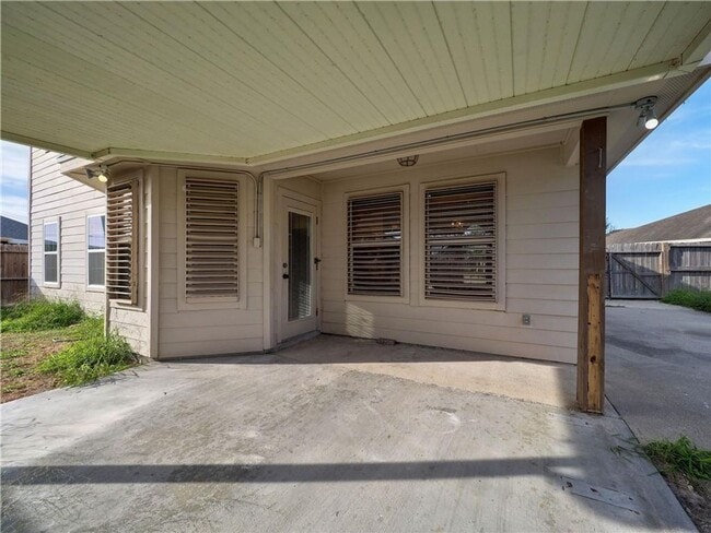 Building Photo - 3 bedroom 3 bath house