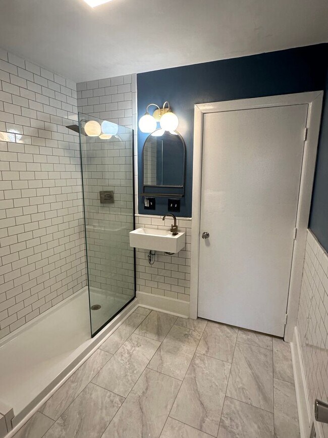 Building Photo - Charming 2-Bedroom, 1-Bathroom Home with Fenced Backyard & Detached Garage!