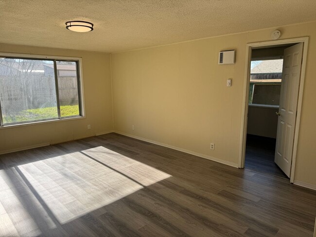 Building Photo - Updated 4 bedroom 1 bathroom house in Eugene!