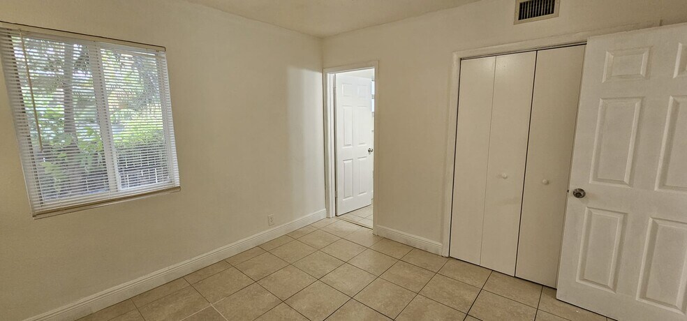 Building Photo - 9614 NW 5th Ave