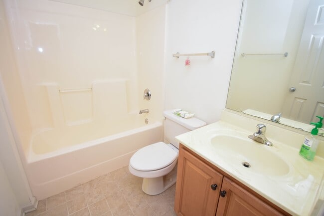 Building Photo - 717 W Perry Rd