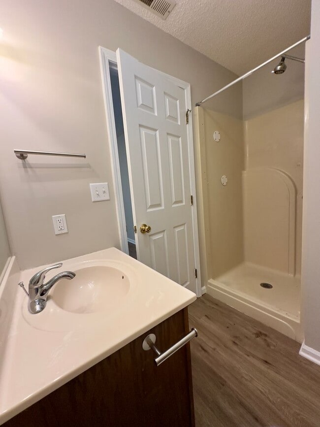 Building Photo - 527-690-692-IO