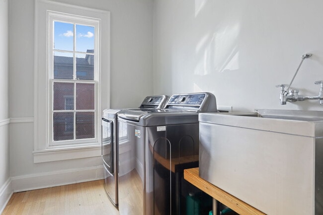 Building Photo - 550 E Town St