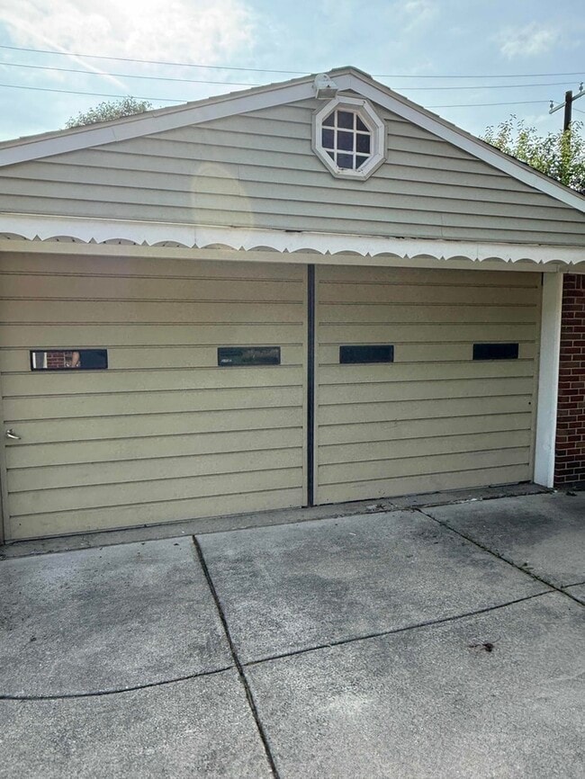 Building Photo - 1718 Cresthill Ave