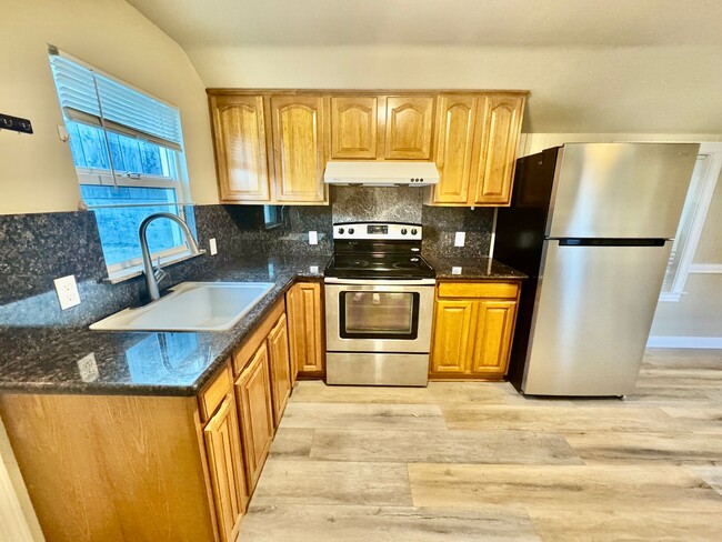 Building Photo - Cozy Oakland 2Bed/1Ba Home in a Private St...