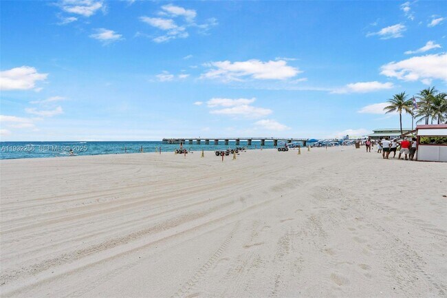 Building Photo - 16711 Collins Ave