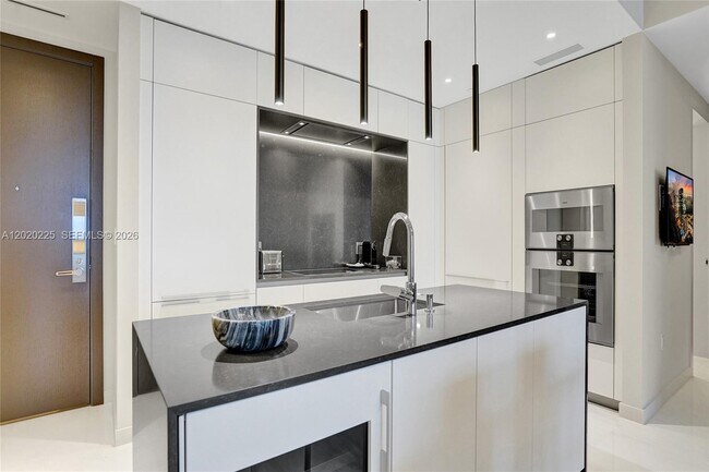 Building Photo - 300 Biscayne Blvd Way