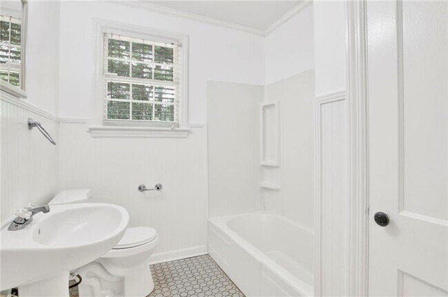 Building Photo - 309 Border Dr W
