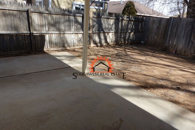 Building Photo - Lovely 3 bedroom 2 bathroom brick home wit...
