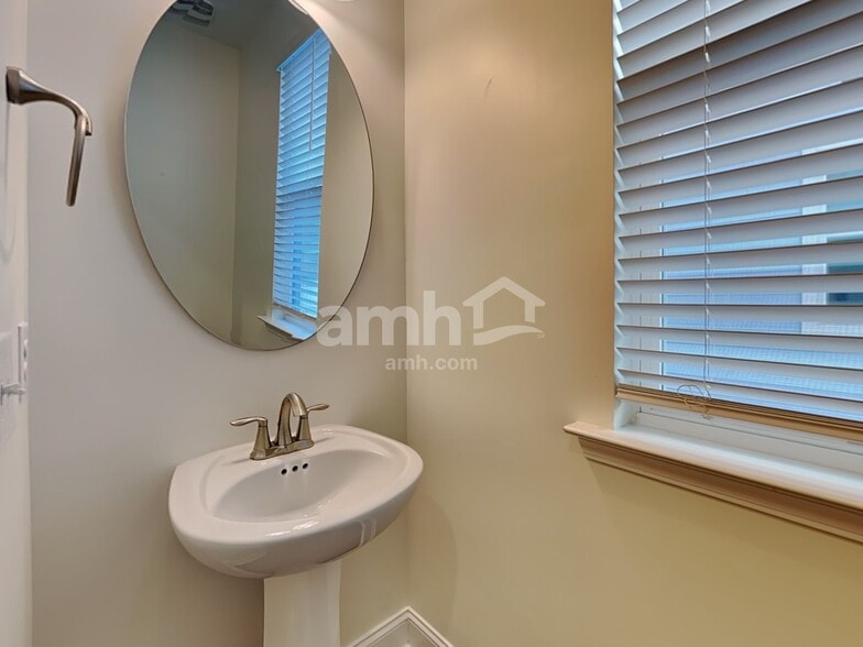 Building Photo - 1821 Produce Ln