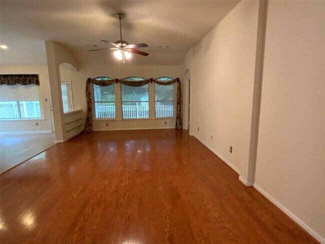 Building Photo - 118 W Russet Grove Cir