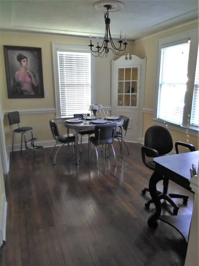 Building Photo - 707 Columbus Dr