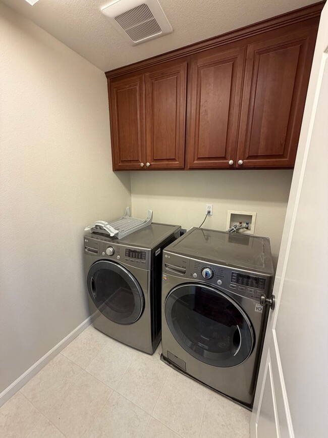 Building Photo - San Ramon's Lovely Windemere, Canadora Two Story Home 3 Br. + Loft, 2.5 Ba.