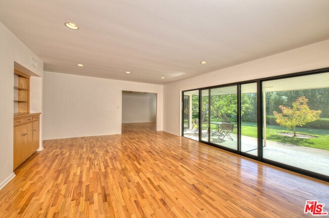 Building Photo - 221 S Carmelina Ave