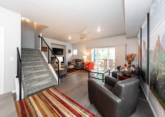 Building Photo - Urbanite Living near Downtown 3 Bed End Unit Townhouse