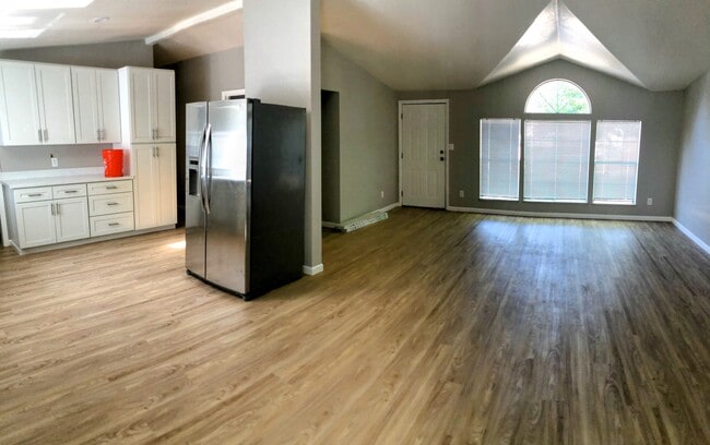 Building Photo - 3315 Lilac Ave