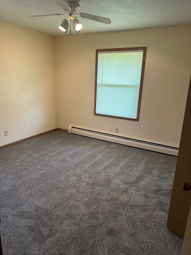 Building Photo - Forestview 2 Bedroom Upper Apartment FIRST...