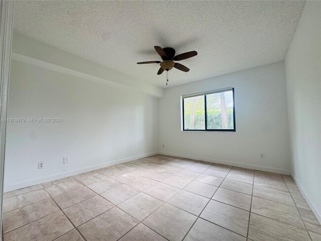 Building Photo - 570 S Park Rd
