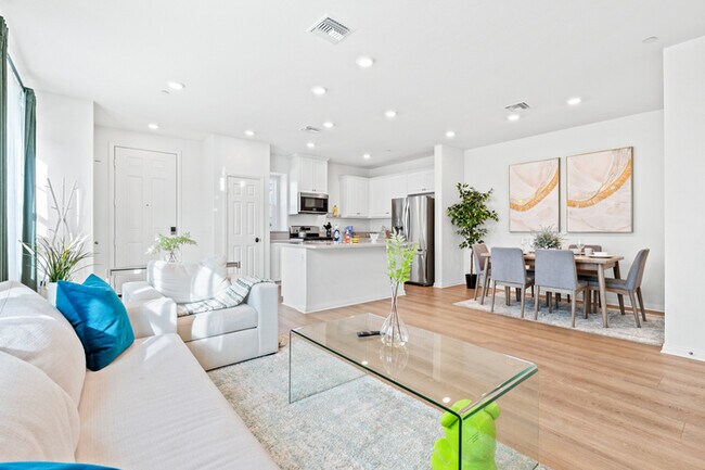 Building Photo - Fully Furnished with appliances Ontario Townhouse