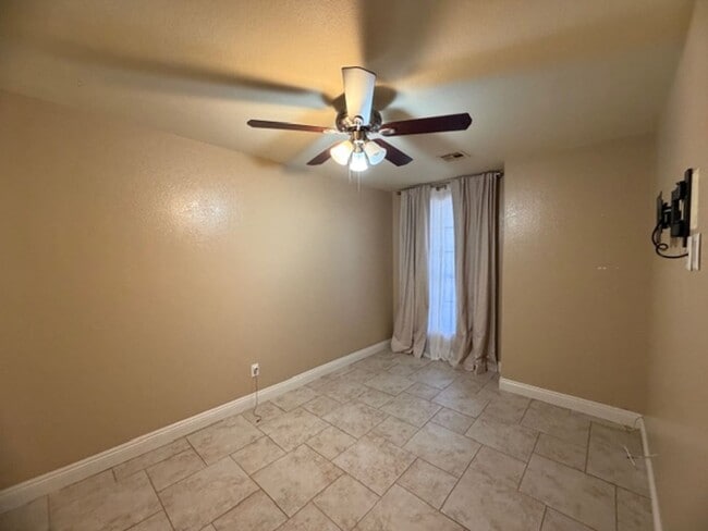 Building Photo - GORGEOUS 4 BEDROOM SINGLE STORY HOME