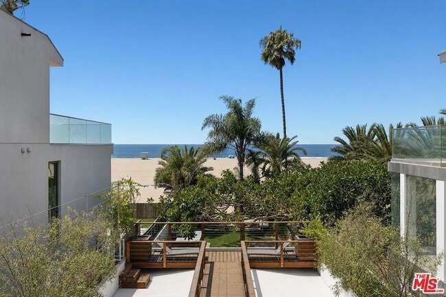 Building Photo - 936 Palisades Beach Rd