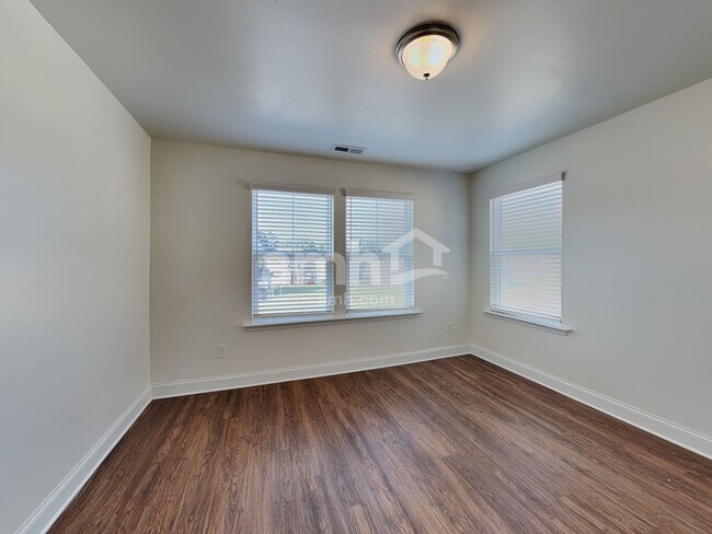 Building Photo - 124 Gregory Dr
