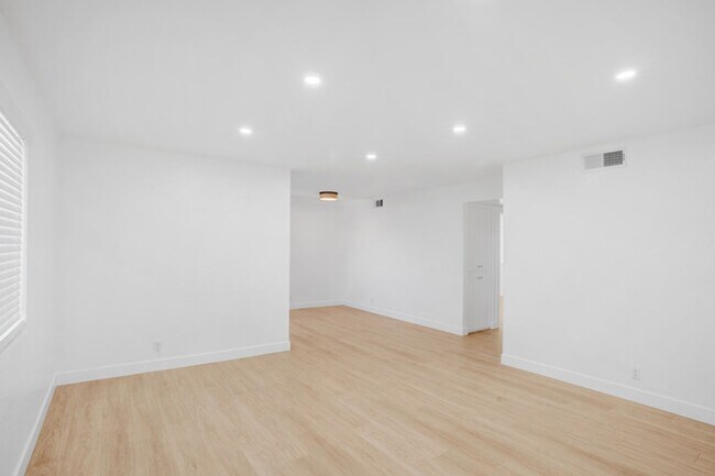 Building Photo - 126-126 S Marengo Ave