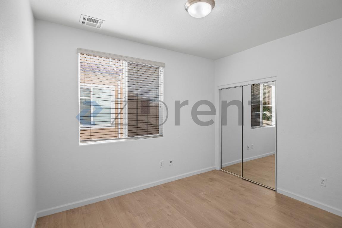 Building Photo - Unit