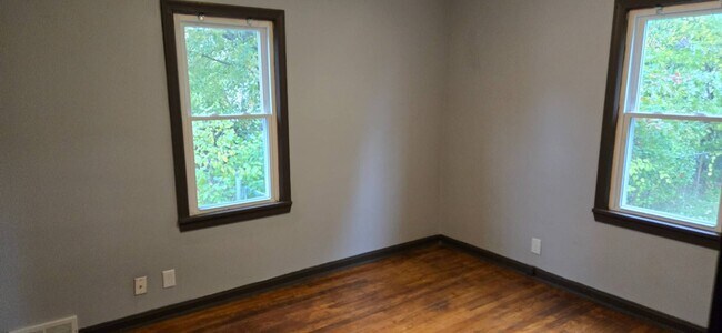 Building Photo - Charming 3 - Bedroom Property in Prime Location