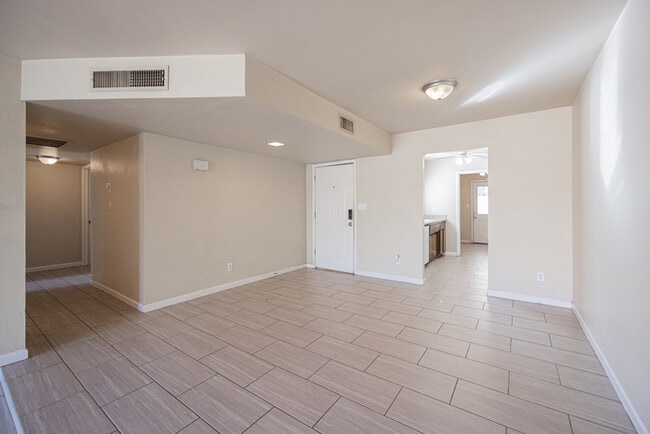 Building Photo - 2724 S Azalea Dr