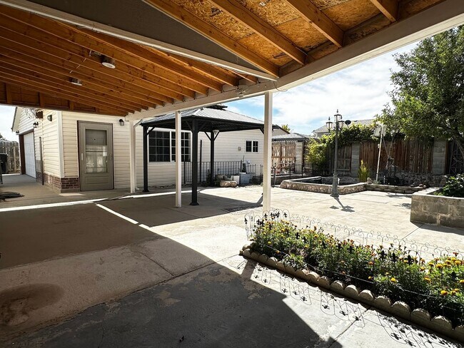 Building Photo - 5906 S Blue Iron Way