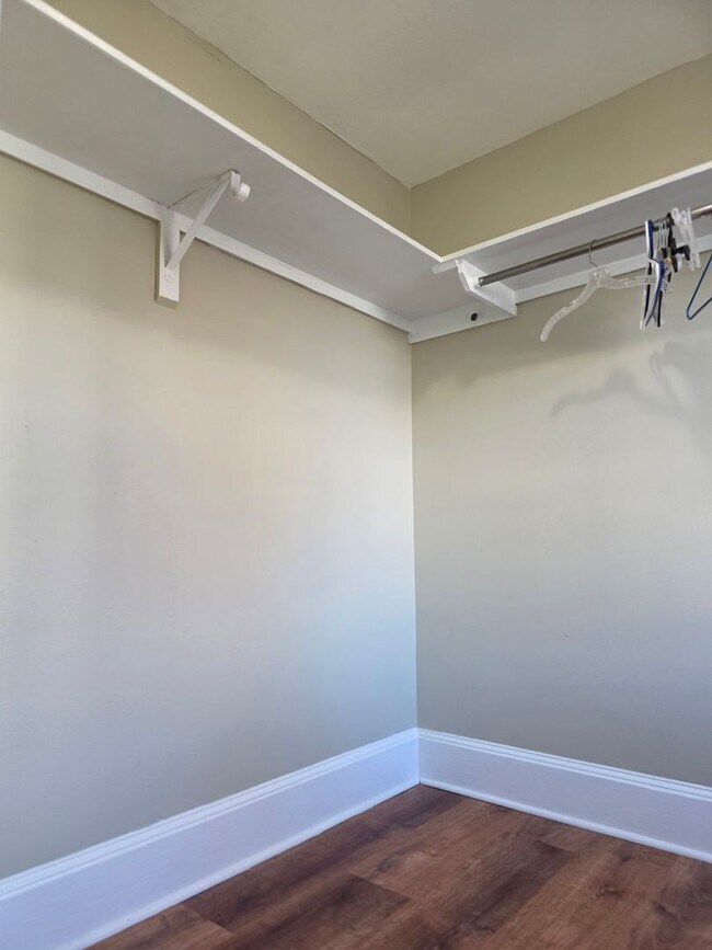 Building Photo - No Brokers Fee, In-Unit Laundry, Eat-in Kitchen, Large bedrooms, 3 Full Bathrooms