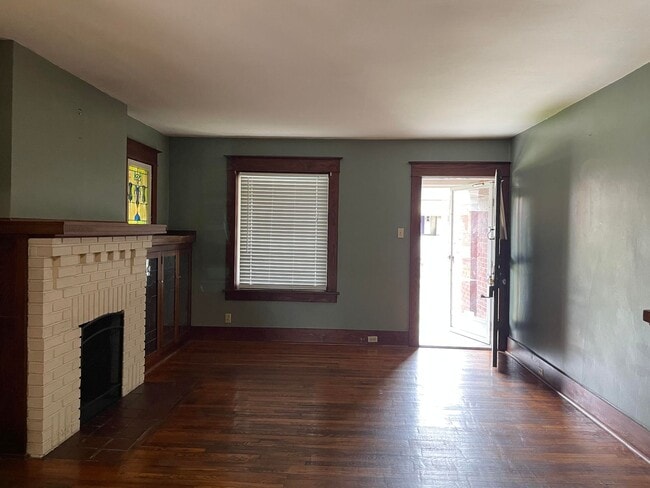 Building Photo - 2 Bedroom 2 Bathroom Single Family Home (B...