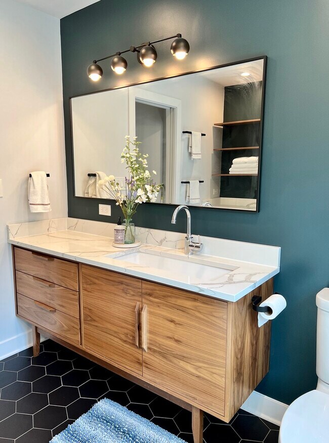 Building Photo - 940 N Oak Park Ave