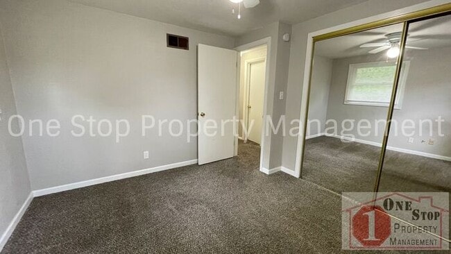 Building Photo - Split level 3 bedroom, 1.5 bathroom, and 1...