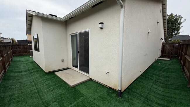 Building Photo - Just Reduced!! 3 Bedroom, 2 Bath located in of Fresno, CA