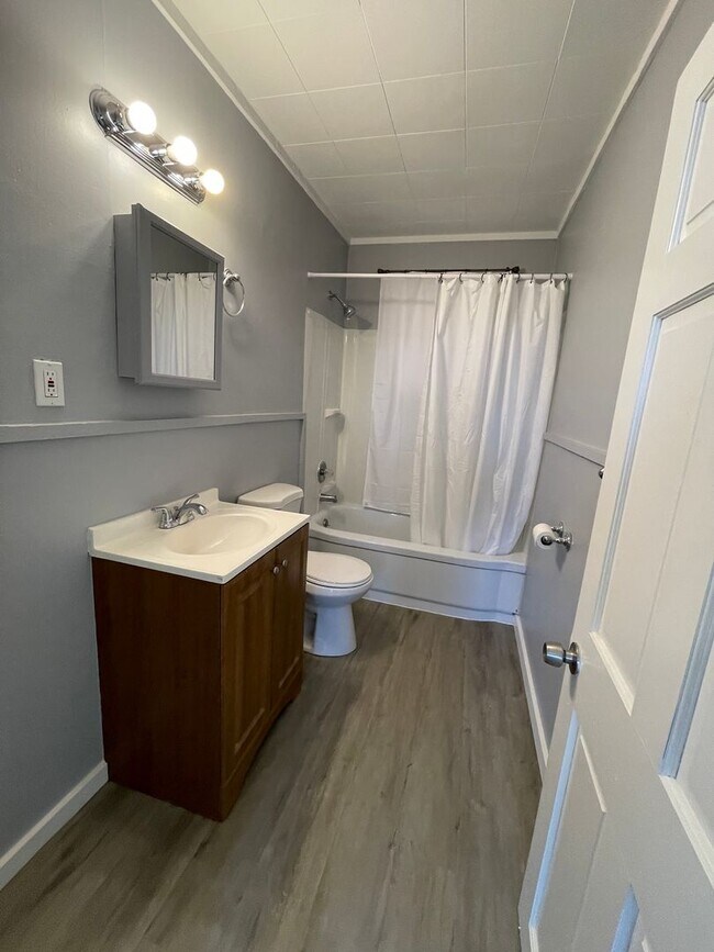 Building Photo - Third floor, 2 bedroom, 1 Bath in Manchest...