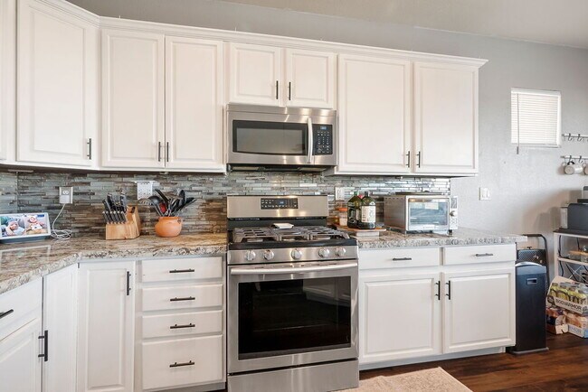 Building Photo - "Spacious 4-Bed Oasis with Outdoor Kitchen & Hardwood Elegance in North Las Vegas!"